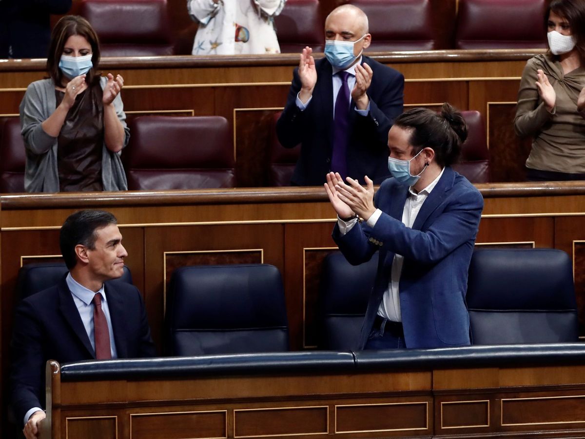 Foto: El presidente Sánchez es aplaudido por el vicepresidente Iglesias. (EFE)