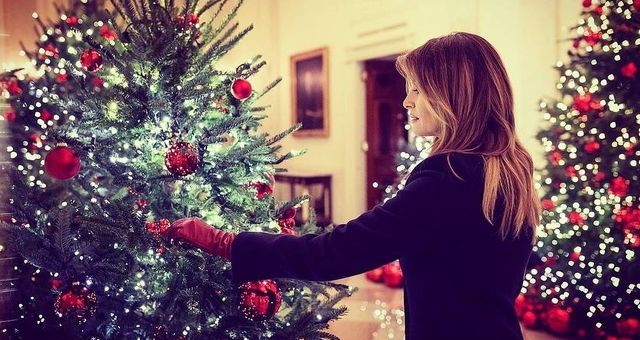 Melania Trump, con su árbol navideño. (Instagram)