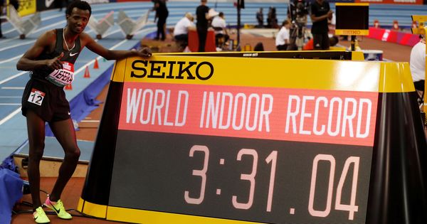 Foto: Samuel Tefera posa junto a la pantalla que muestra su récord. (Reuters)