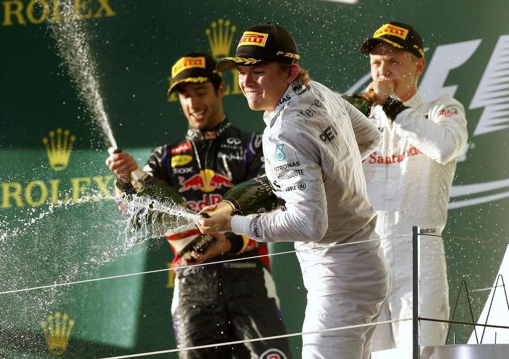Foto: Nico Rosberg esparce champán en el podio acompañado por Ricciardo y Magnussen.