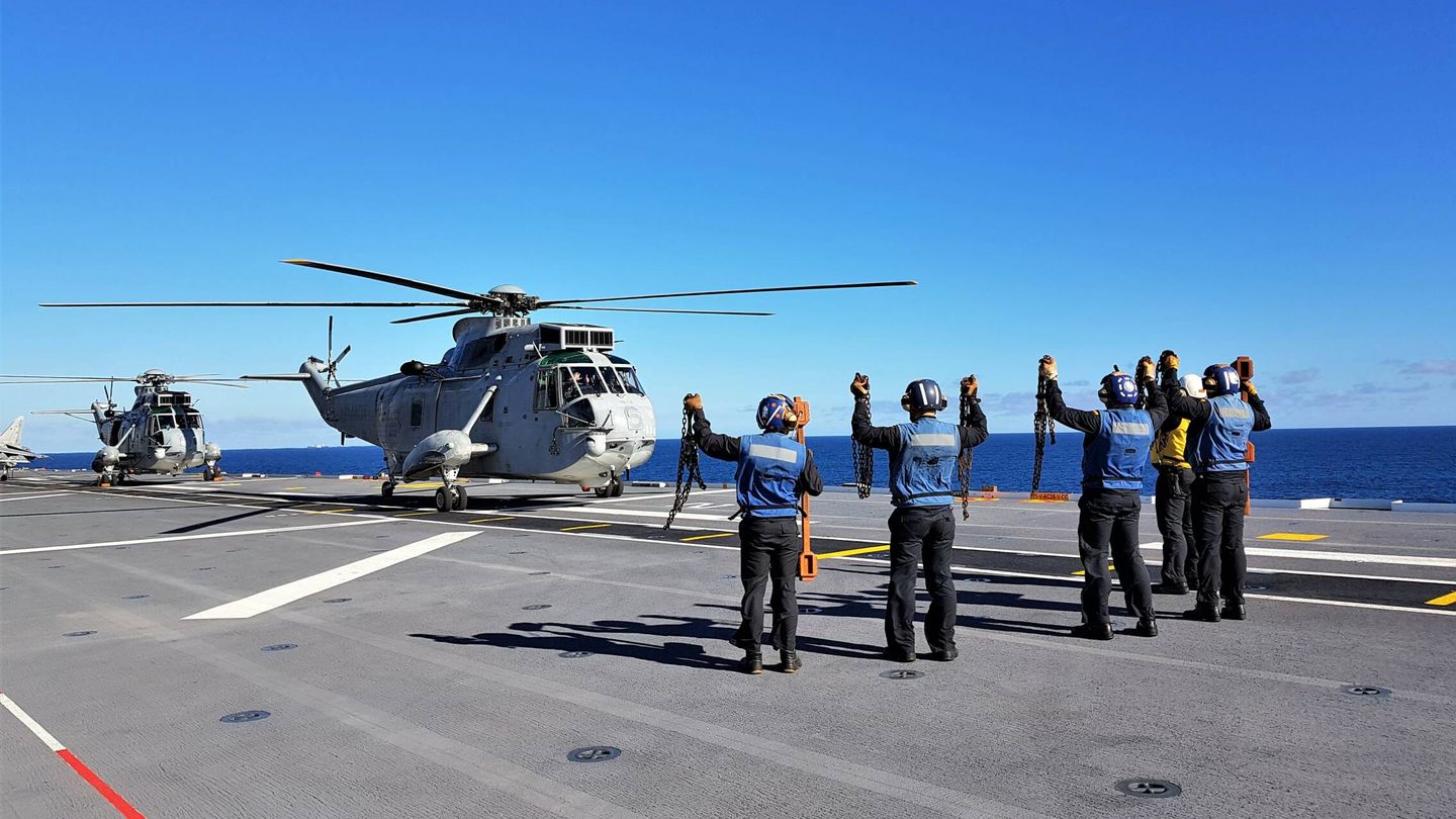 Operaciones aéreas con helicópteros en el Juan Carlos I. (Juanjo Fernández)