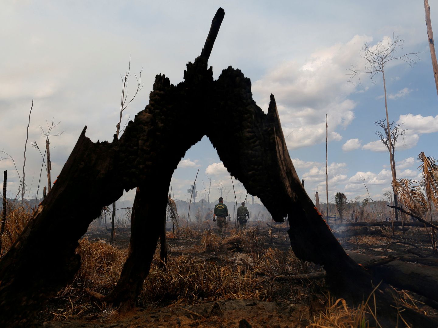 Agentes del Ibama inspeccionan una zona quemada en Apui, en la región del estado de Amazonas, Brasil. (Reuters)