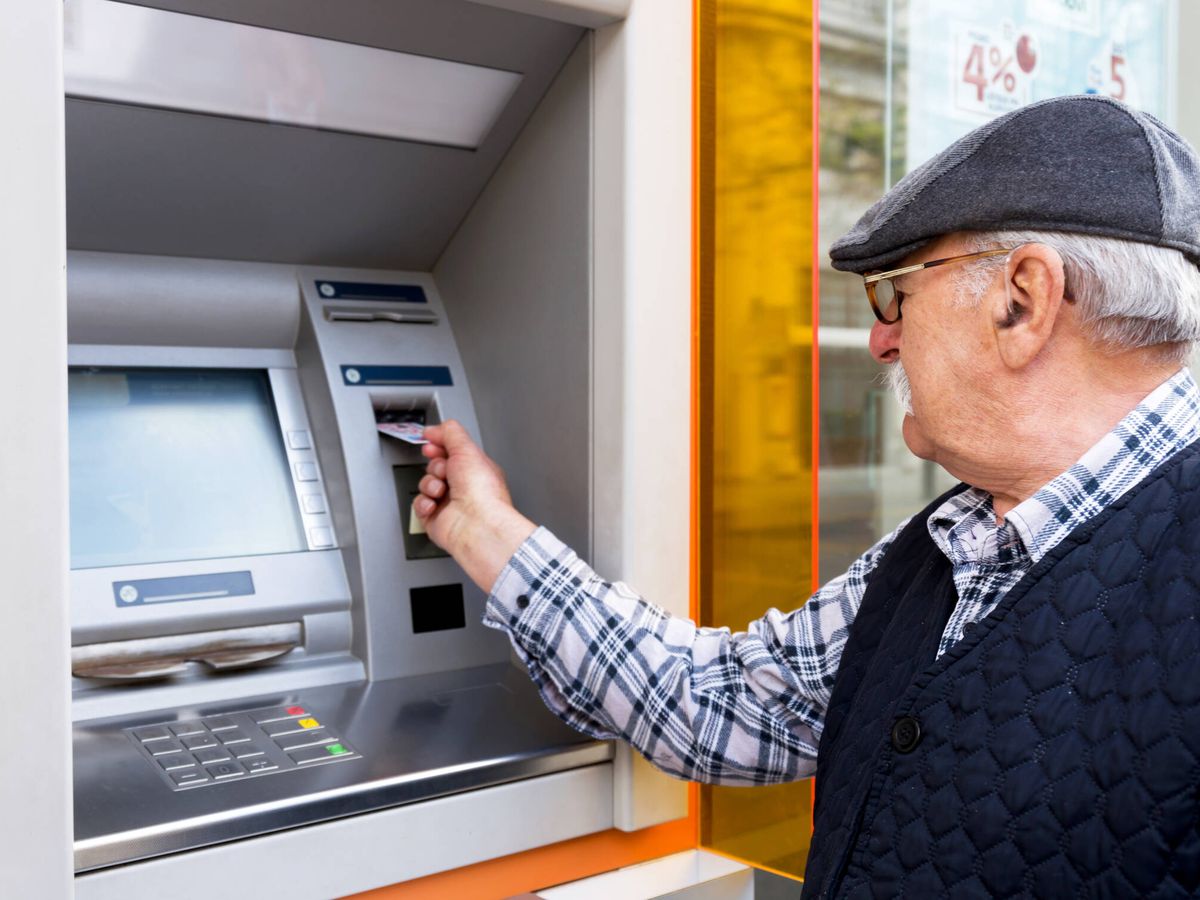 Foto: Anciano saca dinero de un cajero. (EFE)