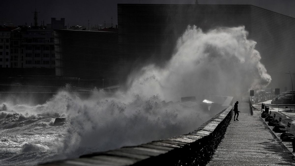 Lluvia, olas y viento por encima de los 100 km/h ponen en alerta a siete comunidades