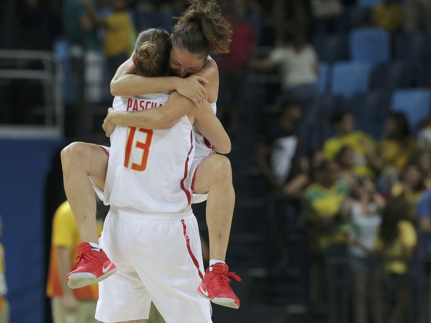 El abrazo de Lucila Pascua y Laia Palau, la dos jugadoras más veteranas del equipo (Jim Young/Reuters)