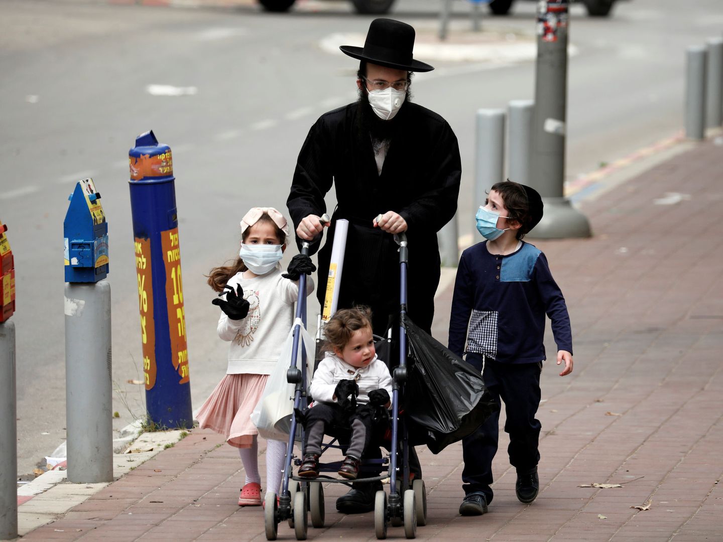 Una familia judía ultraortodoxa en Bnei Brak, una ciudad cerca de Tel Aviv. (Reuters)