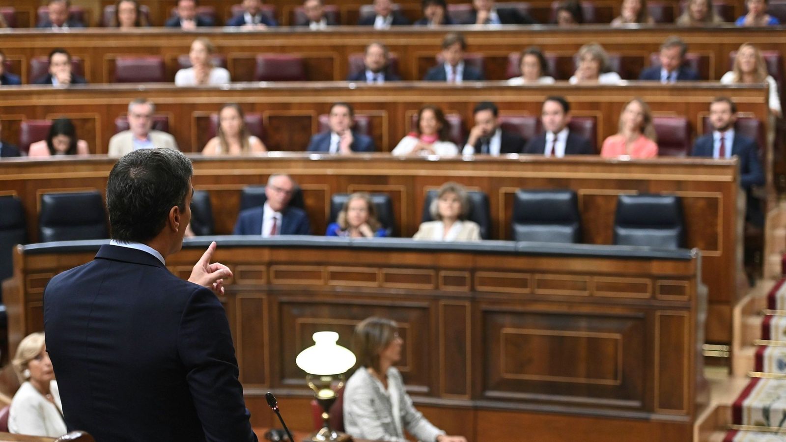 Foto: El presidente del Gobierno en funciones, Pedro Sánchez (i), responde al líder del PP, Pablo Casado, durante la segunda y última sesión de control de esta legislatura. (EFE)