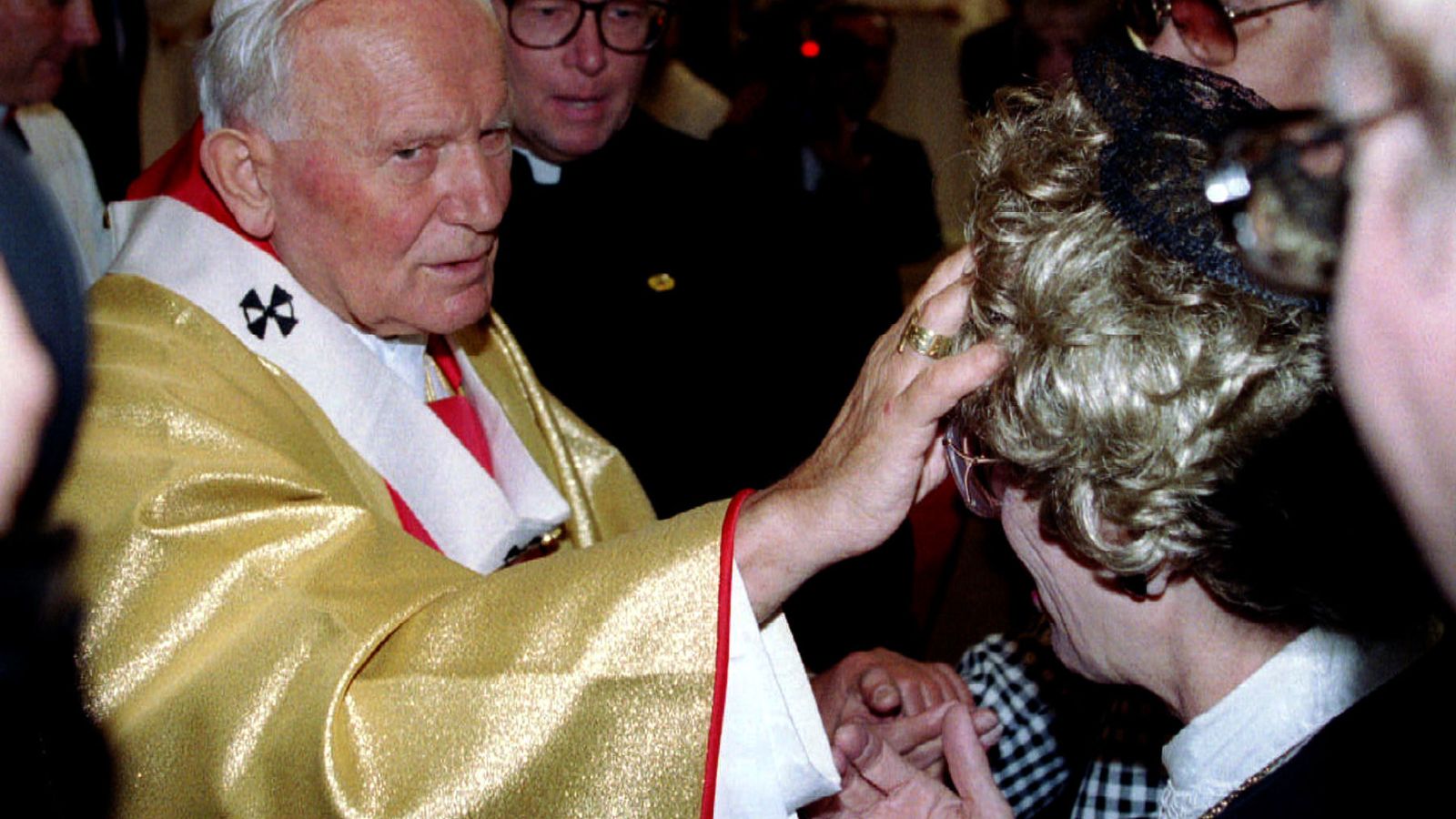 Foto: El papa Juan Pablo II bendice a una mujer en un encuentro con enfermos terminales en 1993. (Reuters)