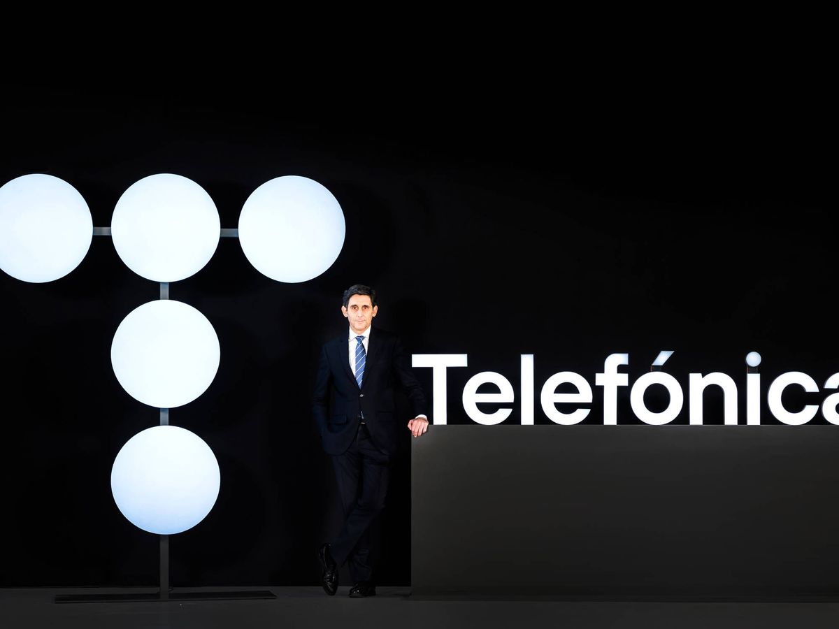Foto: José María Álvarez-Pallete, junto al logo de Telefónica. 