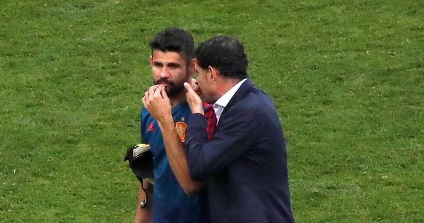 Foto: Diego Costa y Fernando Hierro mantuvieron una conversación tras la eliminación de España en el Mundial. (Reuters)