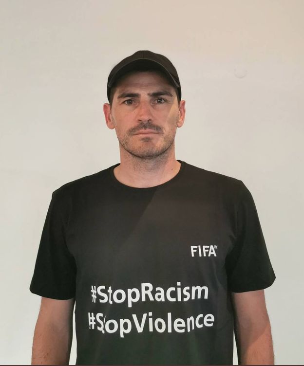 Foto: Iker Casillas con una camiseta para denunciar el racismo en una campaña de la FIFA