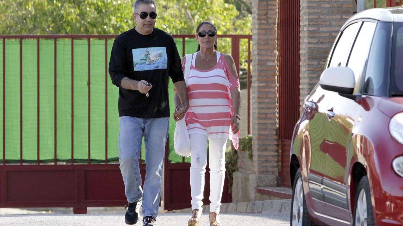 Foto: Isabel Pantoja, junto a su hermano Agustín a su salida de la cárcel (Gtres)