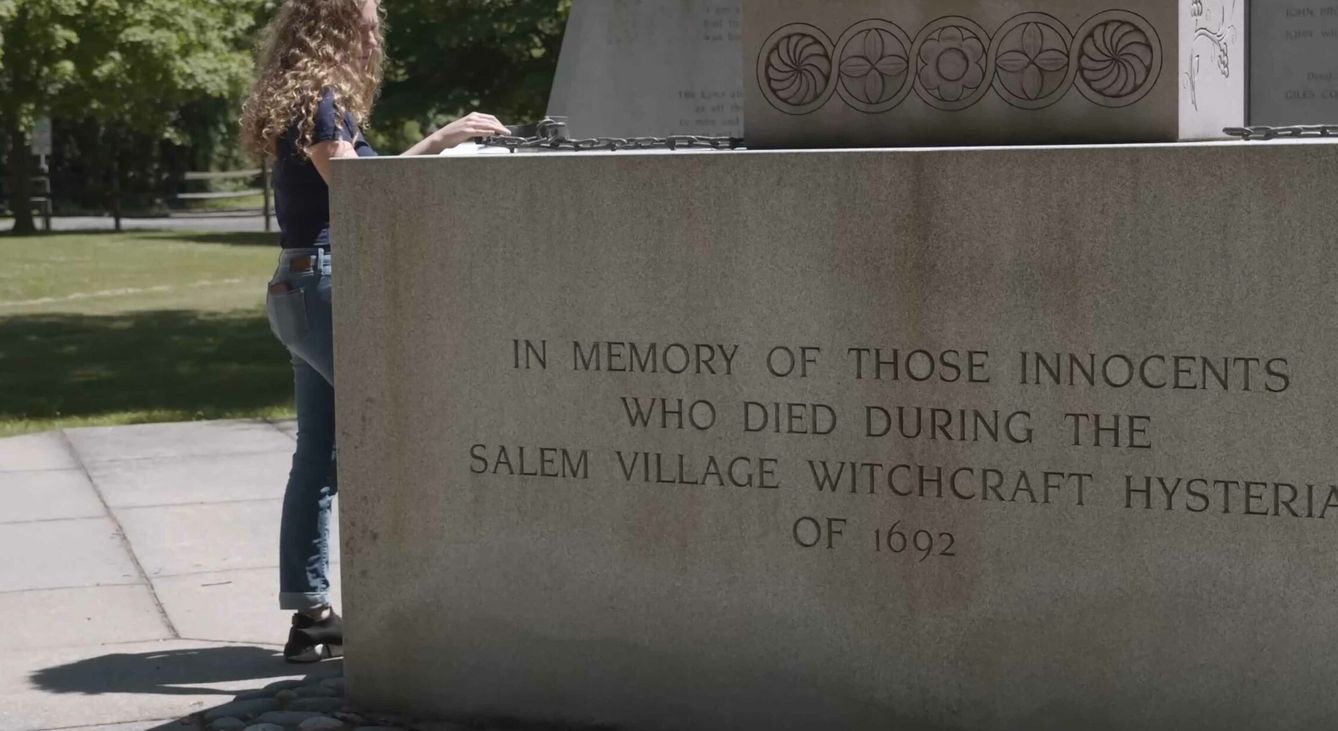 Monumento en recuerdo de los inocentes que murieron durante los juicios por brujería en Salem.