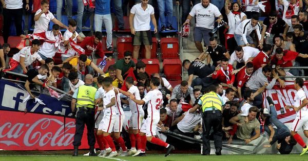 Foto: La valla cedió en la celebración del segundo gol sevillista. (EFE)