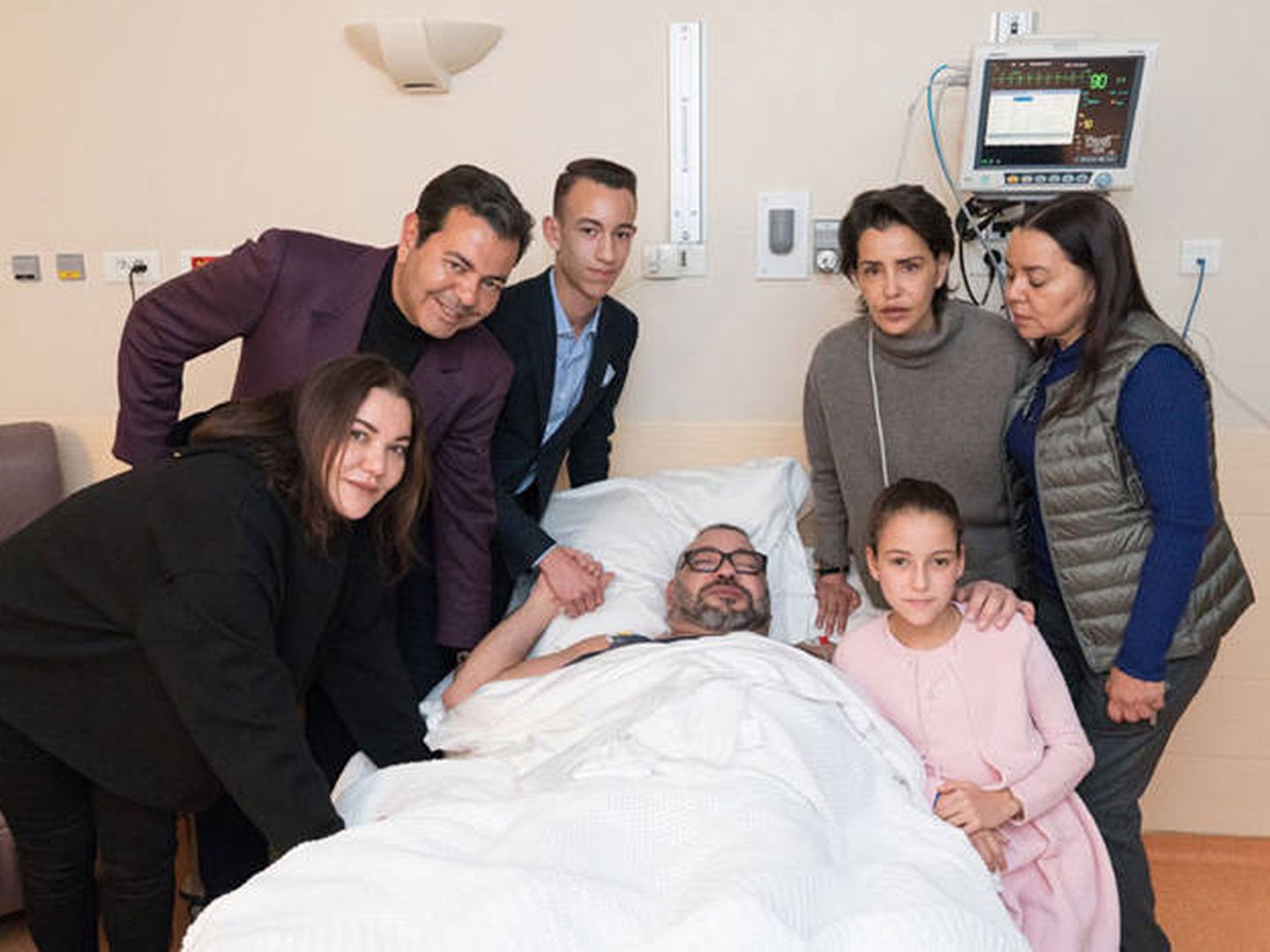 Mohamed VI en el hospital, con sus hijos y sus hermanos. 