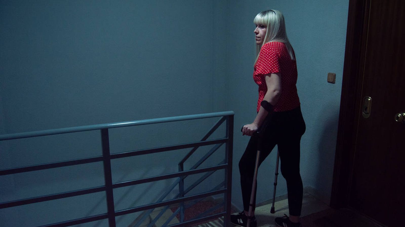 Foto: Nuria, junto a las escaleras de su bloque. (Álvaro Rincón)