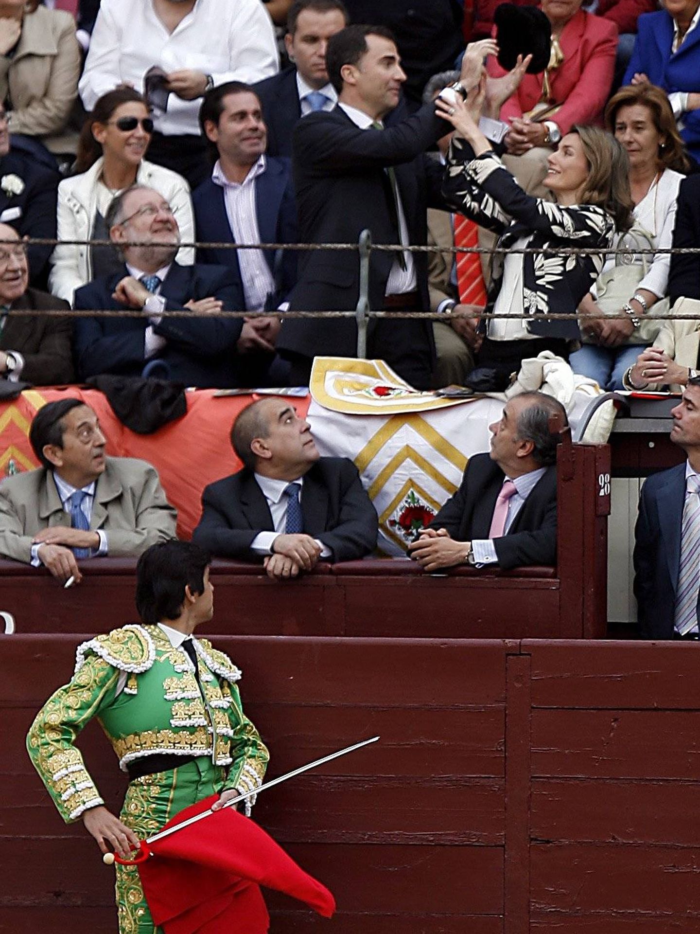 Los Reyes recibiendo la montera en 2008. (Cordon Press)