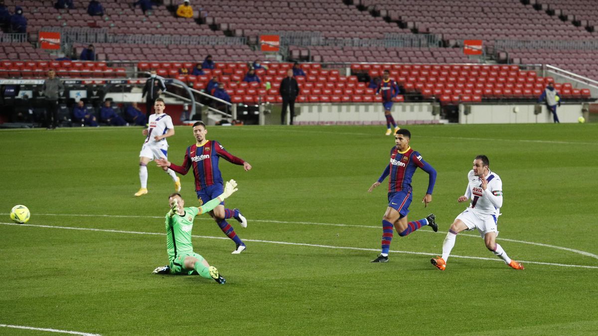 El Barça tira medio partido, peca de ingenuo y pierde dos puntos ante el Eibar (1-1)
