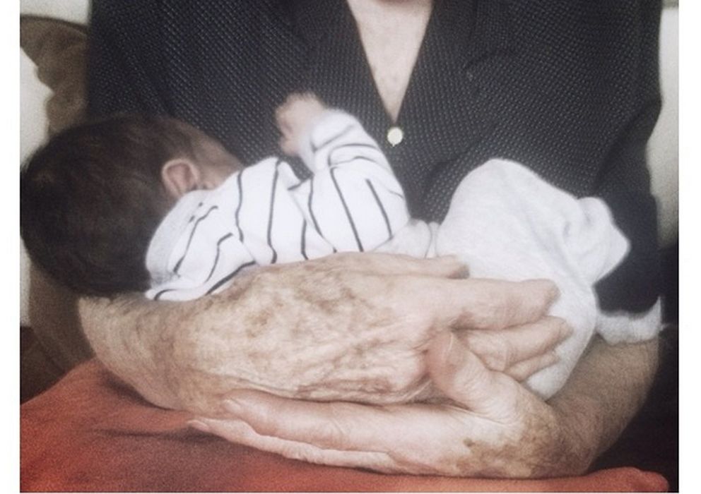 Foto: El pequeño Leo en brazos de su tatarabuela de 93 años (Instagram)
