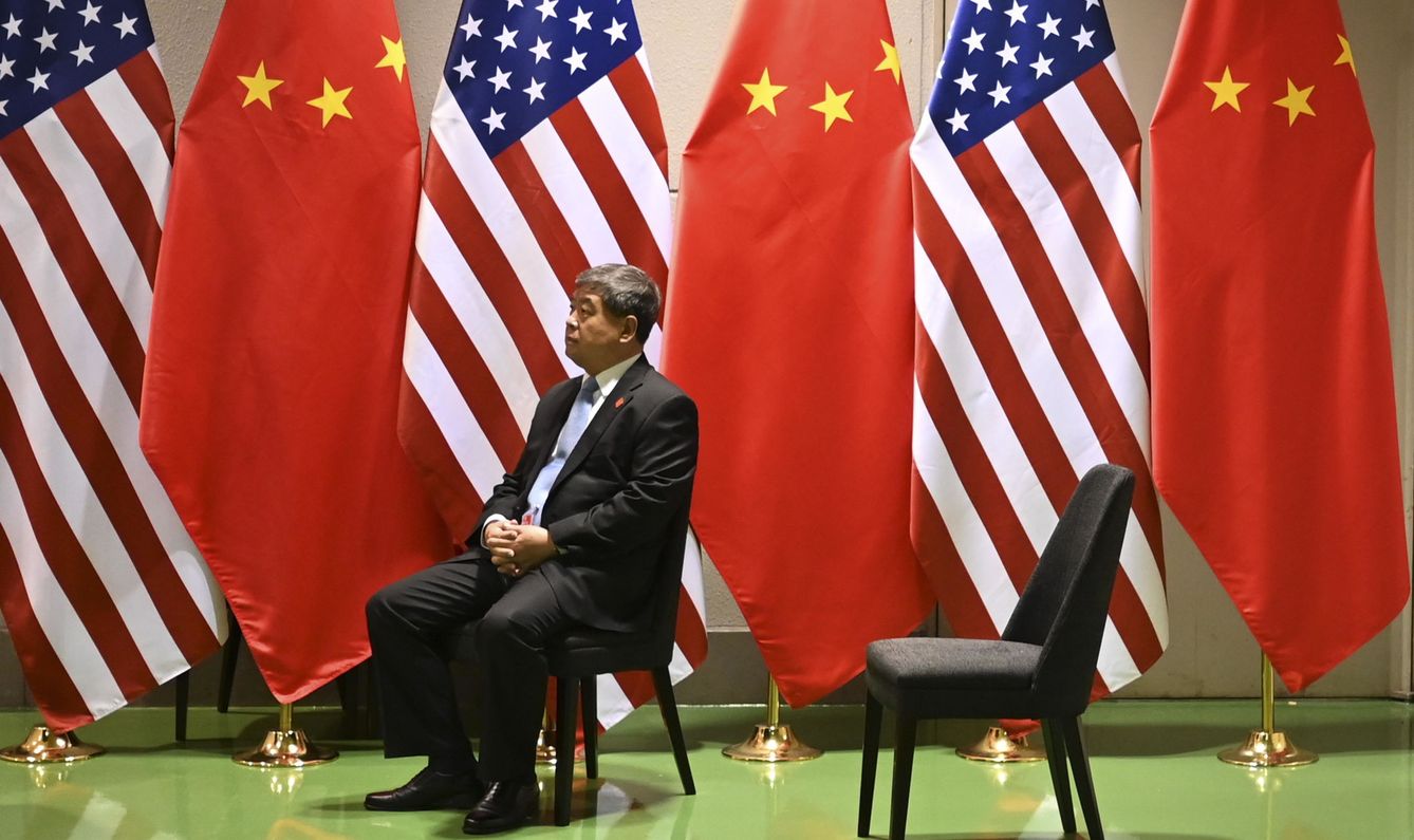 uN Funcionario chino espera mientras Trump y Xi se reúnen en Osaka. (Reuters)