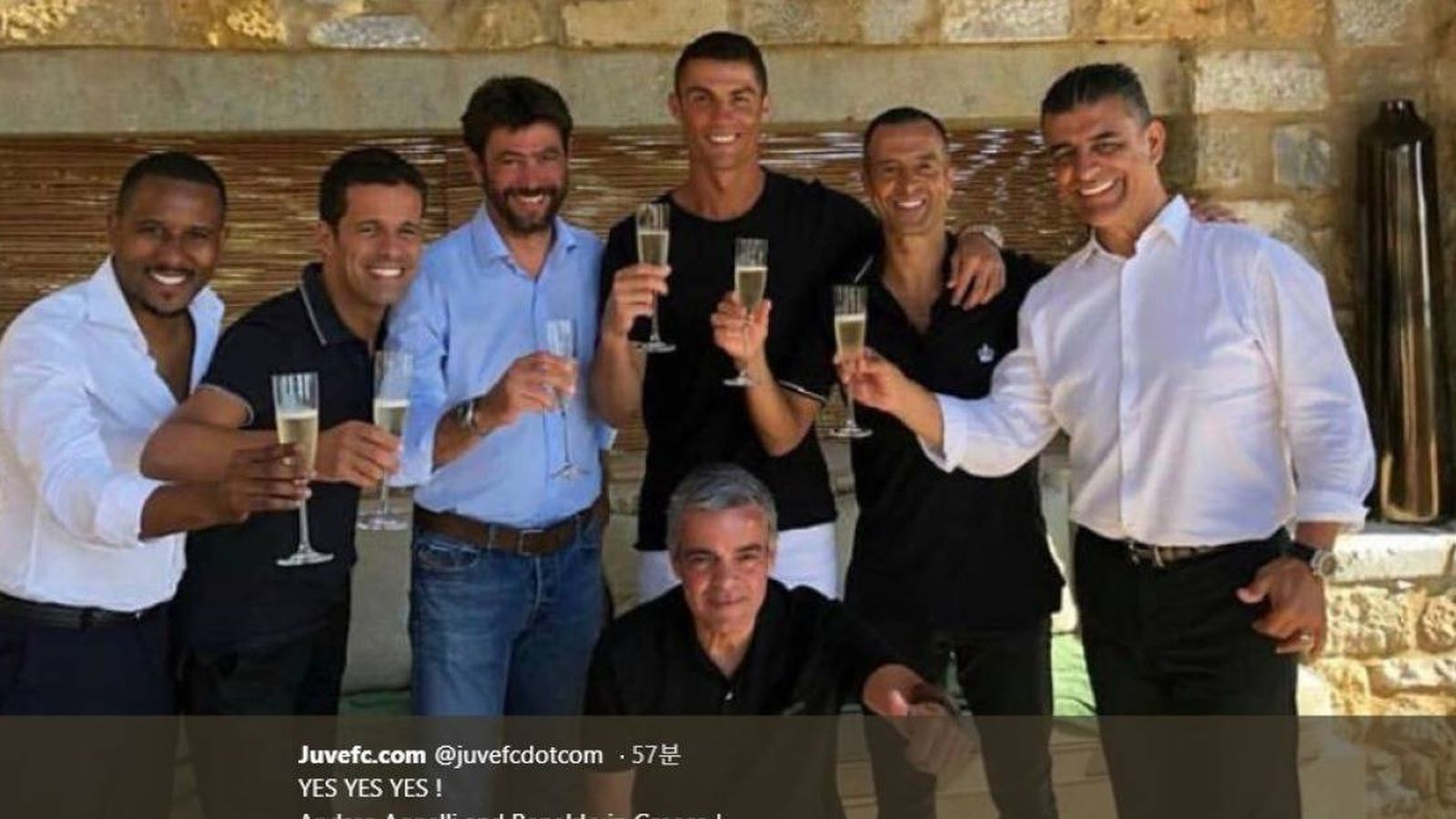 Foto: Cristiano Ronaldo, entre Mendes, Agnelli y el equipo de Gestifute, en Grecia.