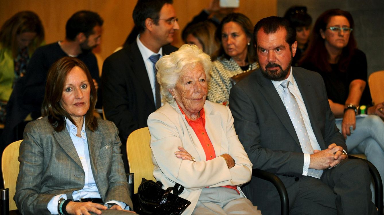 Foto: Henar Ortiz, Menchu Álvarez del Valle y Jesús Ortiz, en el Juzgado de lo Penal nº 2 de Oviedo