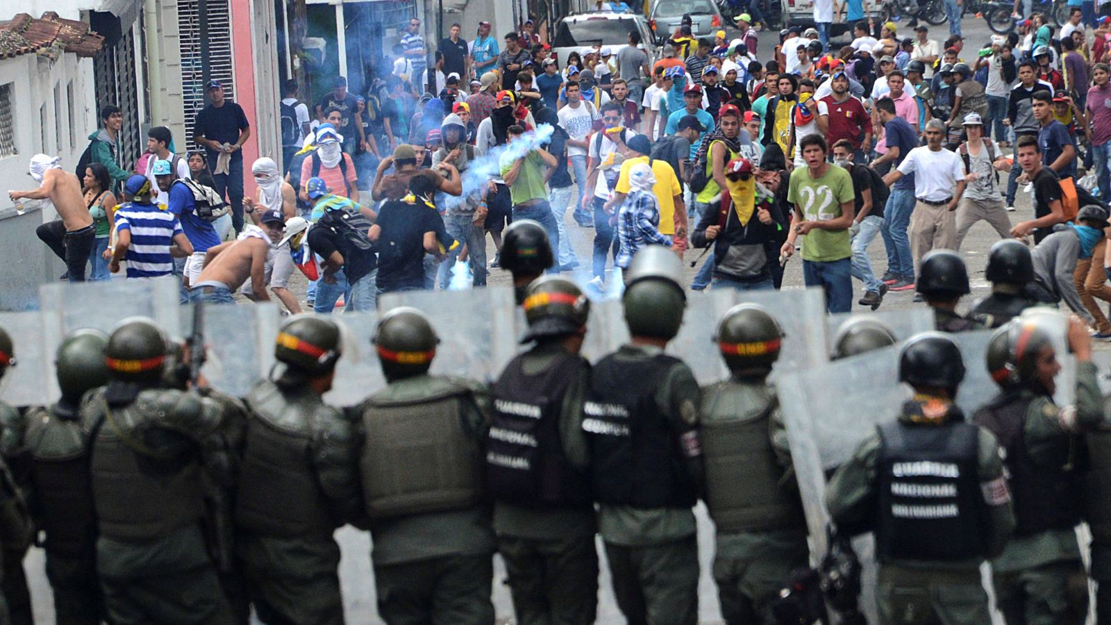Foto: Choques entre manifestantes opositores y policías en San Cristobal. (Reuters)