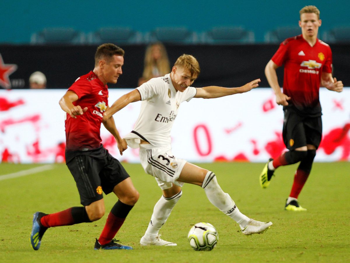 Foto: Odegaard, ante Ander Herrera en un amistoso del Real Madrid contra el Manchester United en julio de 2018. (Reuters)
