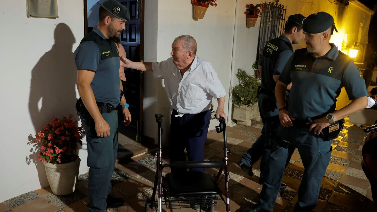 Agentes de la Guardia Civil ayudando a una persona de avanzada edad durante el desalojo. (Reuters)