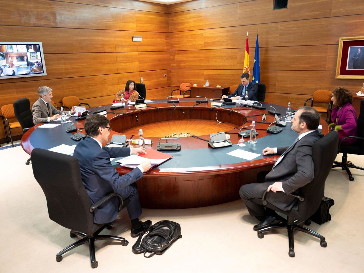Foto: El presidente del Gobierno, Pedro Sánchez (fondo-d), durante la reunión del Consejo de Ministros celebrada este martes en La Moncloa. (EFE)