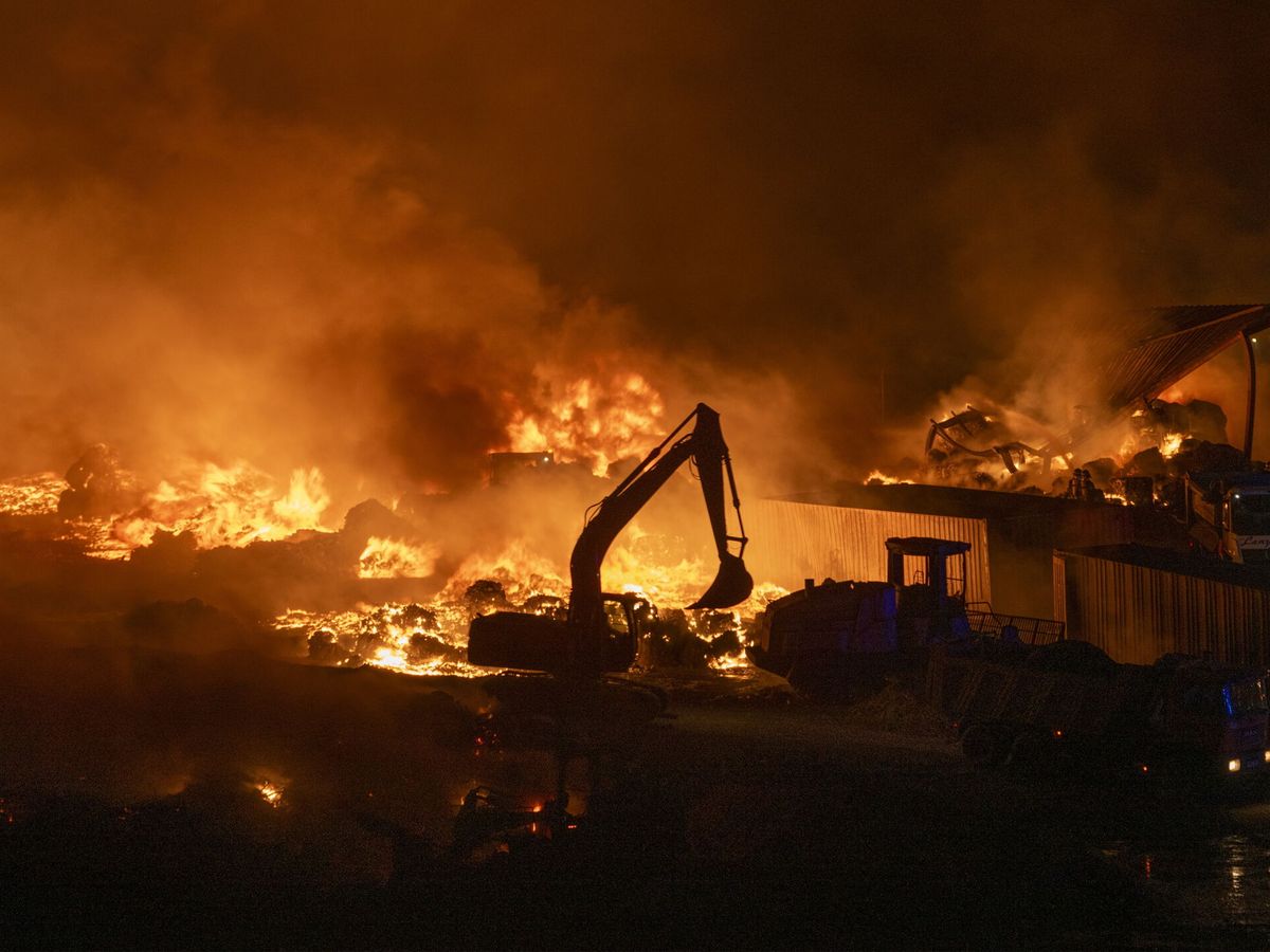 Foto: Incendio en el vertedero de Zonzamas en Lanzarote. (EFE/Adriel Perdomo)
