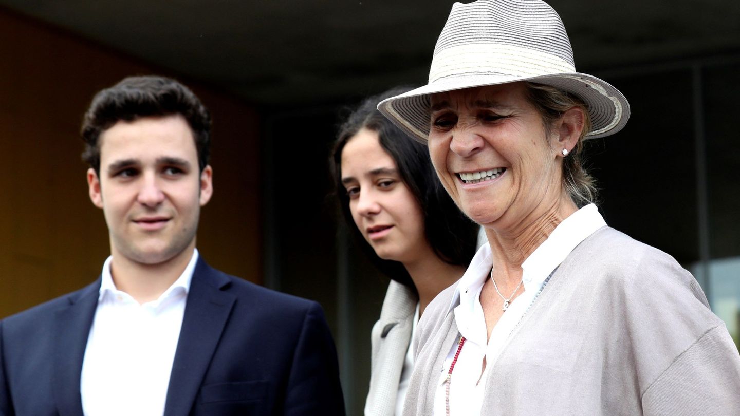 Con su madre y su hermana, cuando visitaron este verano al rey Juan Carlos en el hospital. (EFE)
