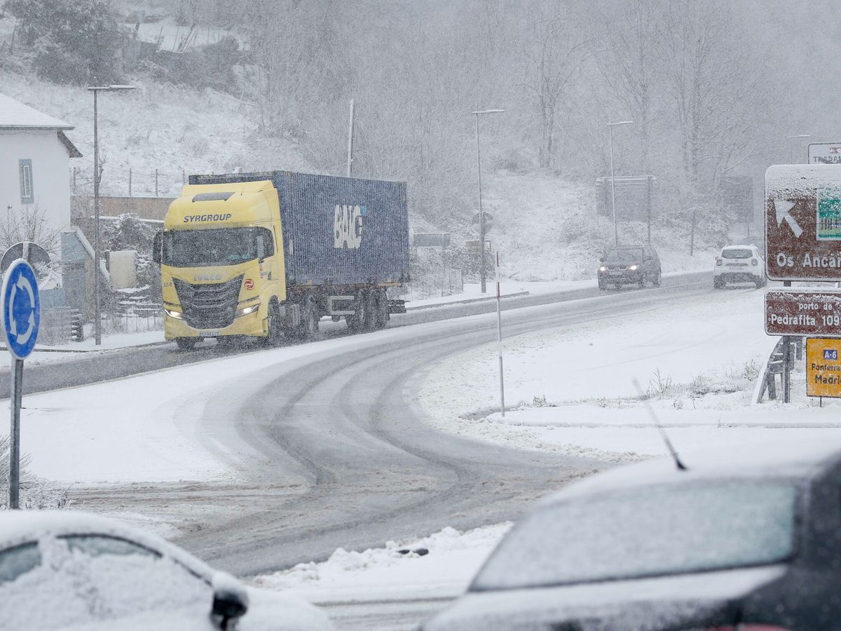 Foto: Vista de una carretera nevada en Lugo. (Europa Press/Carlos Castro)