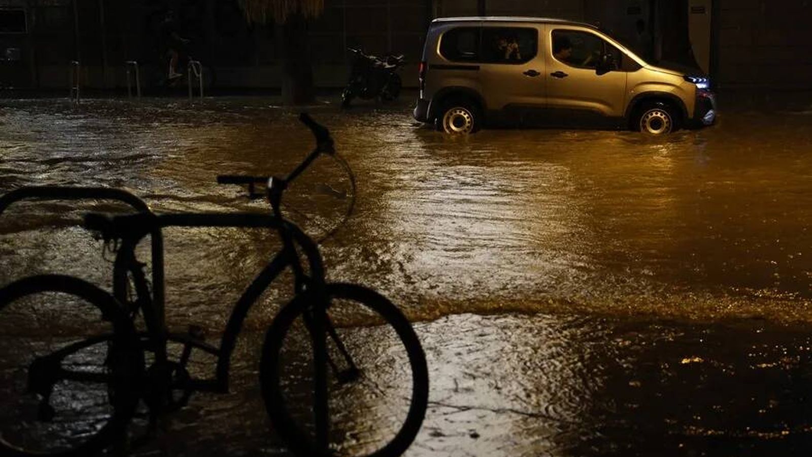 Aviso naranja por lluvias en Cataluña y Comunidad Valenciana: clases suspendidas este jueves y viernes y las zonas afectadas