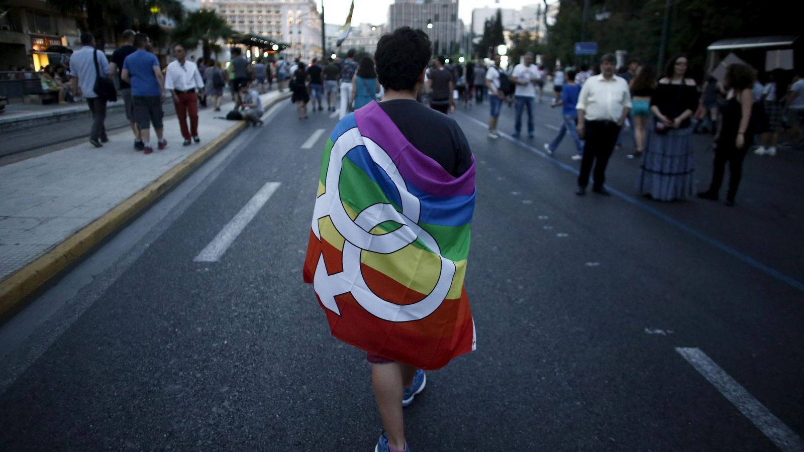 Foto: Un griego con la bandera gay durante un desfile por el centro de Atenas con motivo del Día del Orgullo Gay, en junio de 2015 (Reuters). 