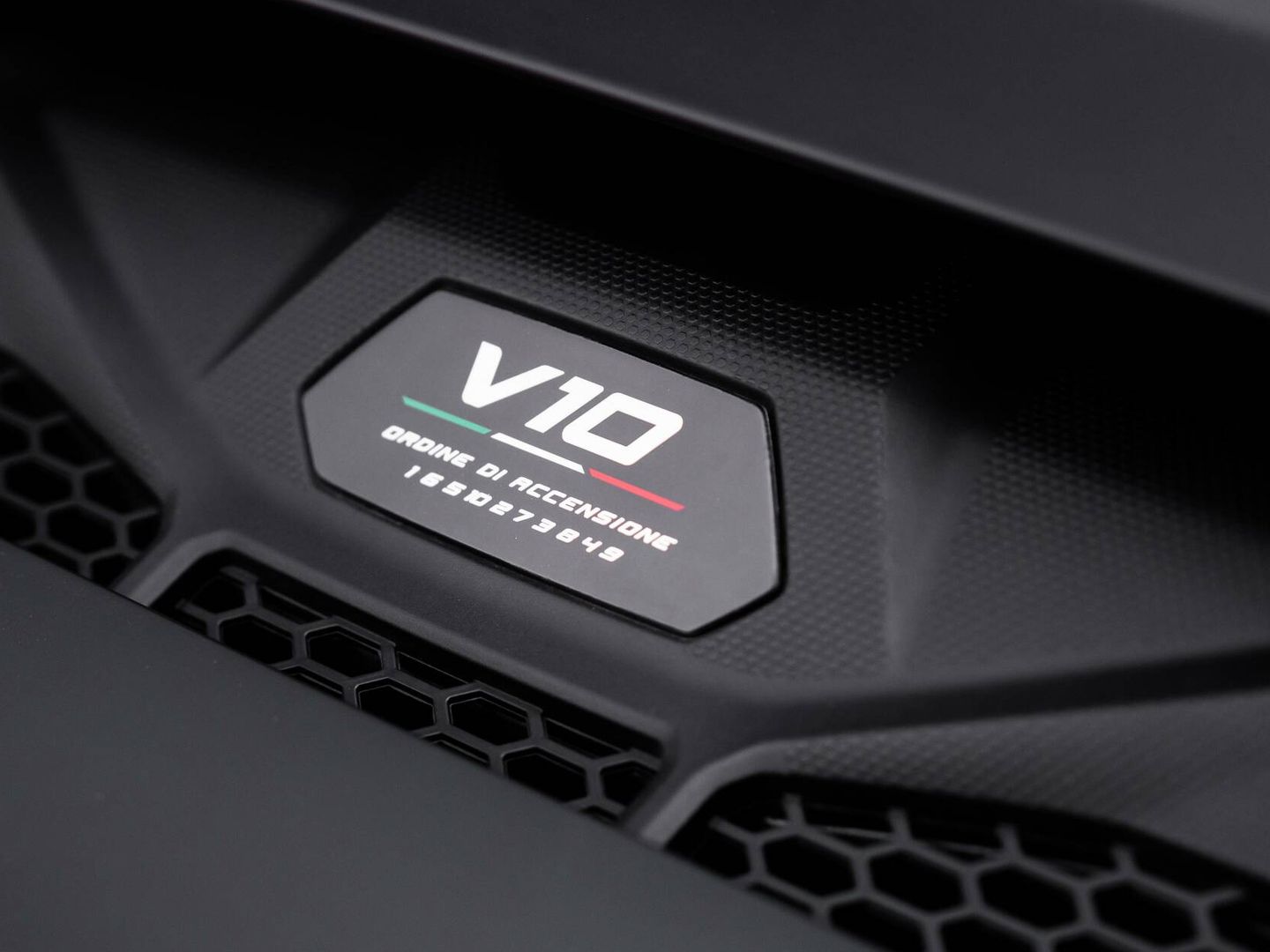 Un detalle clásico de los Lamborghini V10 es la chapa con el orden de encendido de los cilindros.