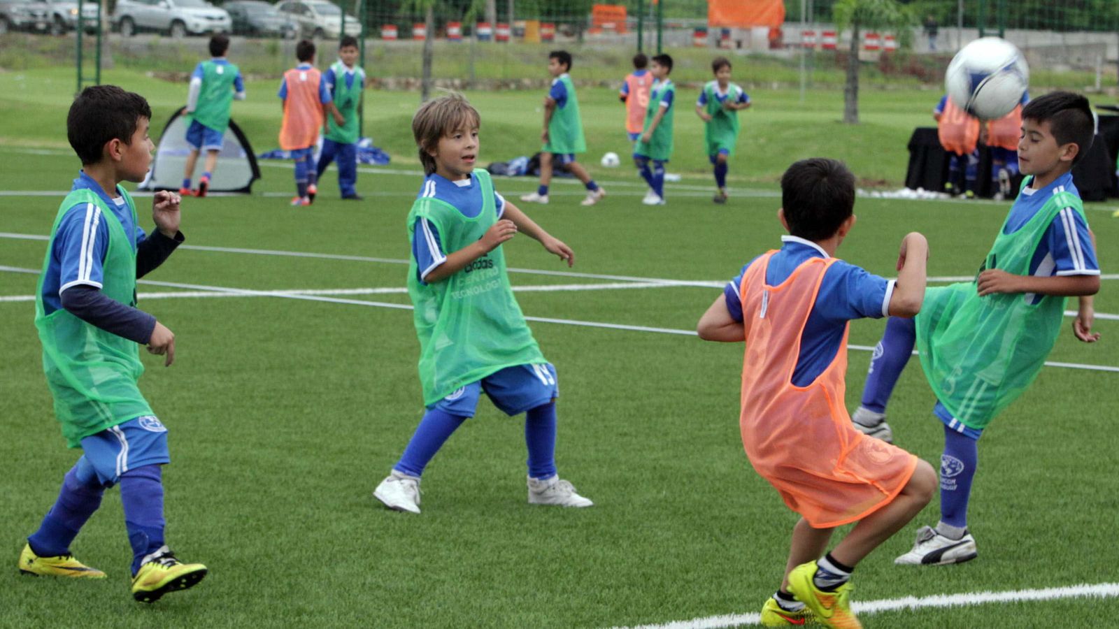 Foto: Niños jugando al fútbol (EFE)