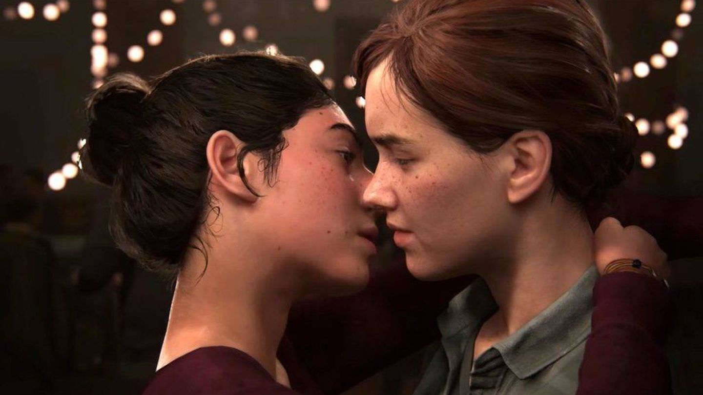 Beso de Ellie y su pareja en una escena de 'The Last of Us Parte 2'.