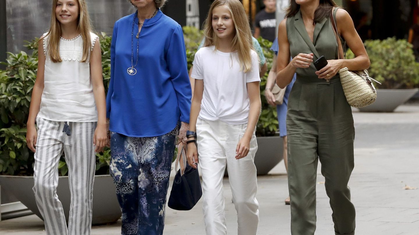 La reina Sofía, la reina Letizia, la princesa Leonor y la infanta Sofía en Palma este jueves. (EFE)