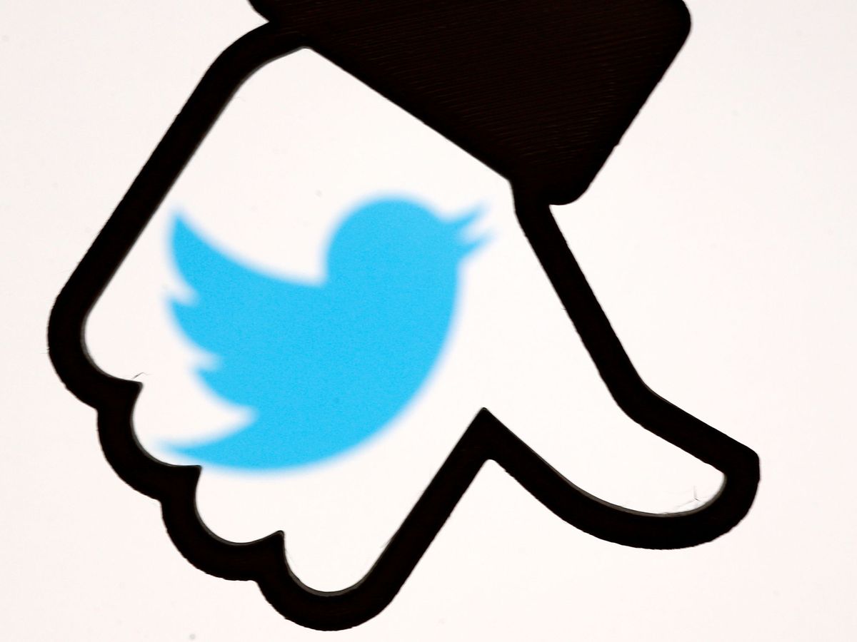 Foto: Logo de Twitter enmarcado en el botón de me gusta de Facebook (REUTERS/Dado Ruvic)
