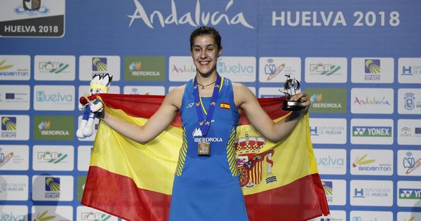 Foto: Carolina Marín posa tras recibir la medalla de oro en el Campeonato de Europa de bádminton. (EFE)