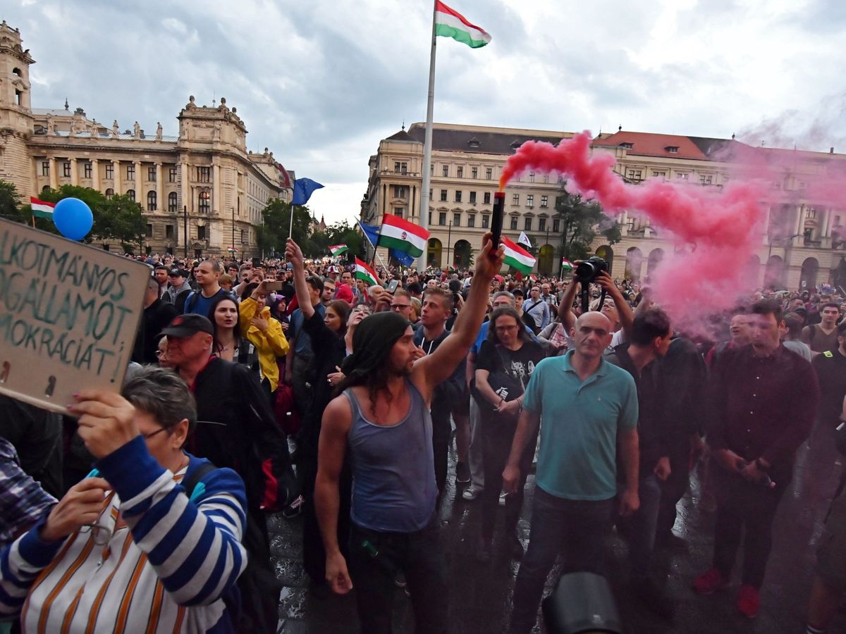 Foto: Protesta frente al Parlamento húngaro contra el gobierno de Orbán, en mayo de 2018. (EFE)