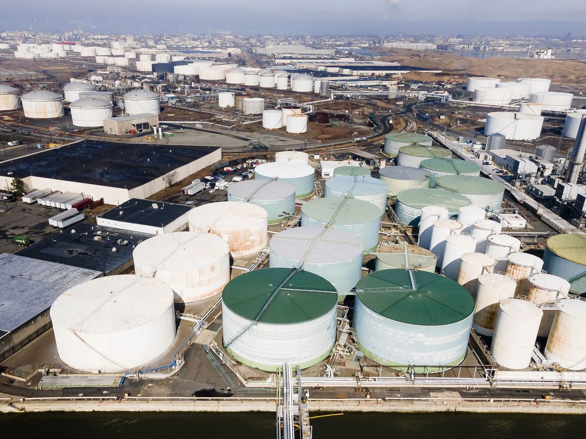 Foto: Terminal de tanques para almacenamiento de petróleo en Nueva Jersey. (EFE/Justin Lane)