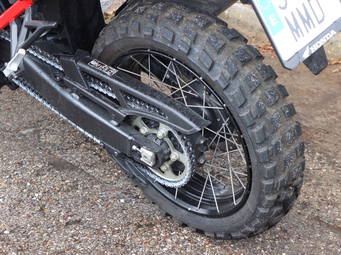 Si sales a campo con frecuencia, el neumático de tacos será más que recomendable. Y tiene buen comportamiento en carretera.