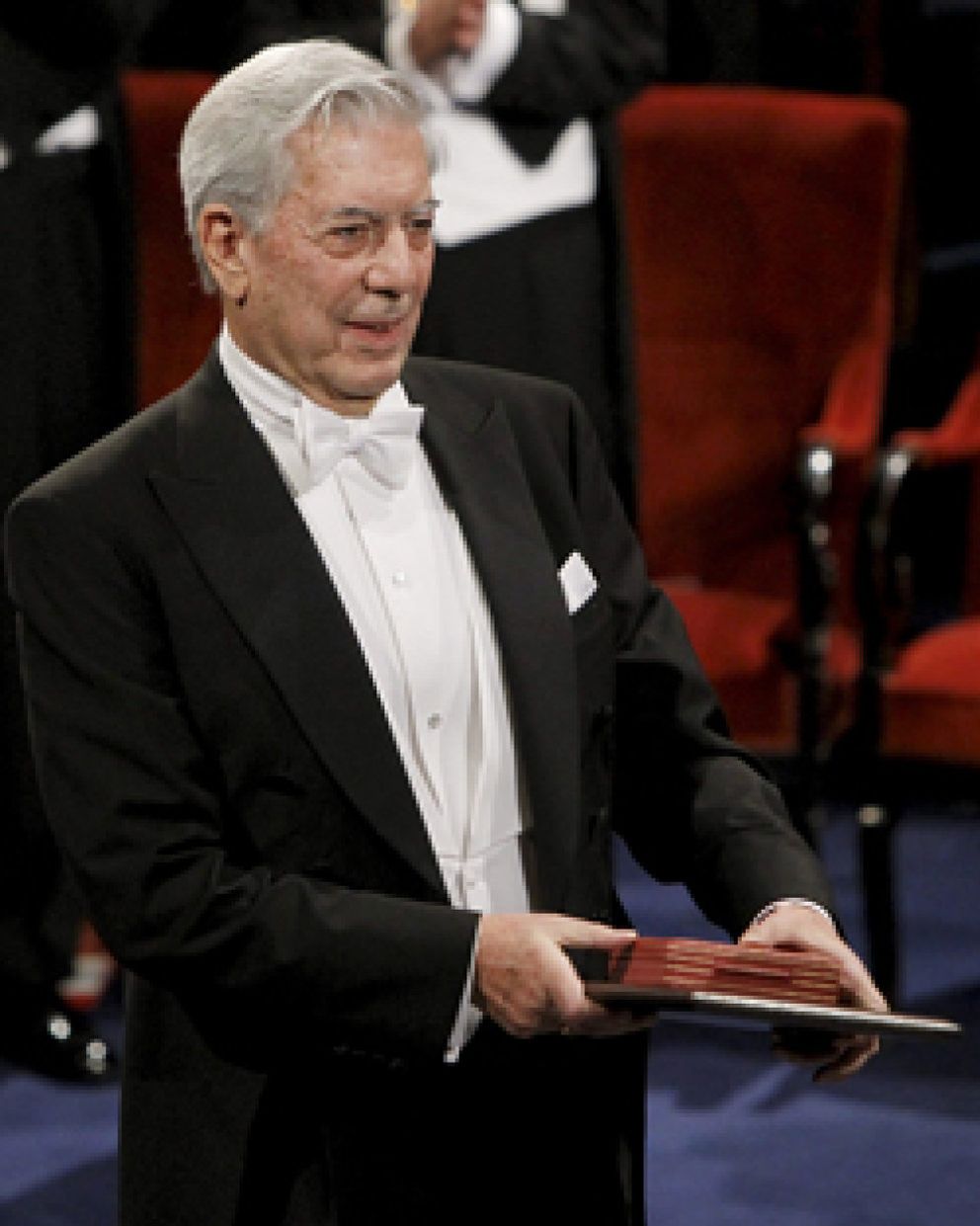 Foto: Vargas Llosa recibe el Nobel de Literatura