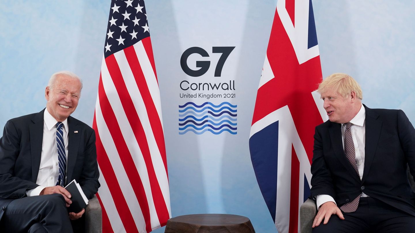 Reunión entre Joe Biden y Boris Johnson en Cornualles, durante una cumbre del G-7. (Reuters)