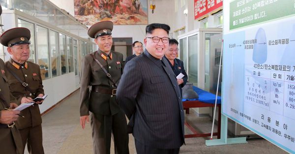 Foto: Kim Jong-Un durante una visita al Chemical Material Institute de la Academia de Ciencia de Defensa, en Pyongyang. (Reuters) 