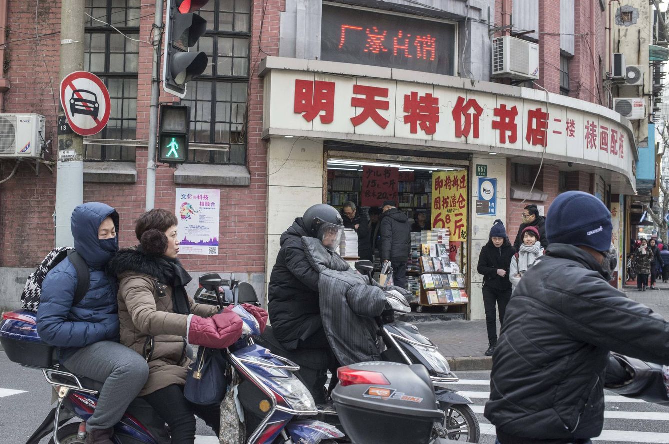 Residentes de Shanghái abrigados ante el invierno. (L. García-Ajofrín)