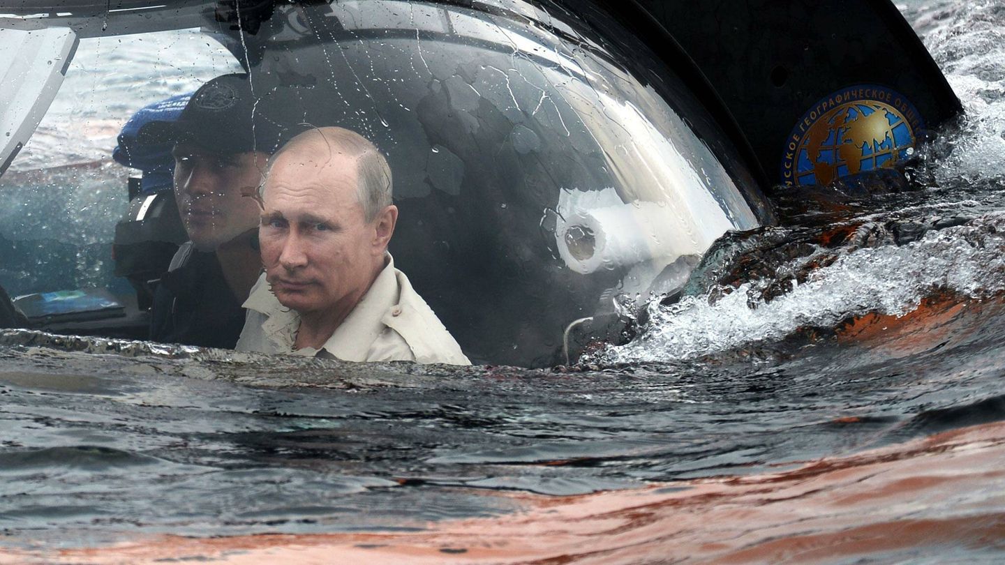 Putin con el agua al cuello, en un submarino. (EFE)