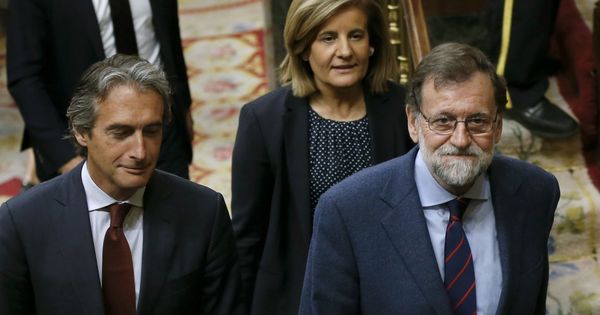 Foto: El presidente del Gobierno, Mariano Rajoy, y el ministro De la Serna, tras la aprobación. (EFE)